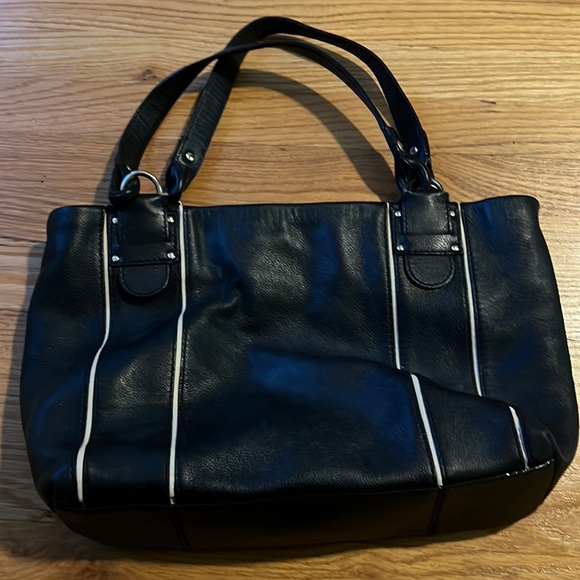 kate spade Handbags - Kate Spade bag with snake print interior
